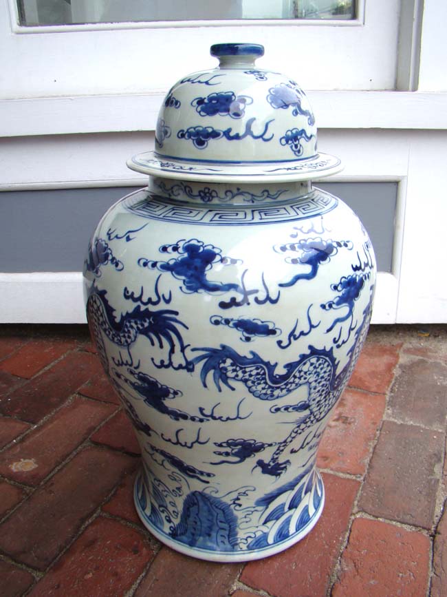 A fine and large pair of Chinese dragon design covered jars, 20th century — image 2